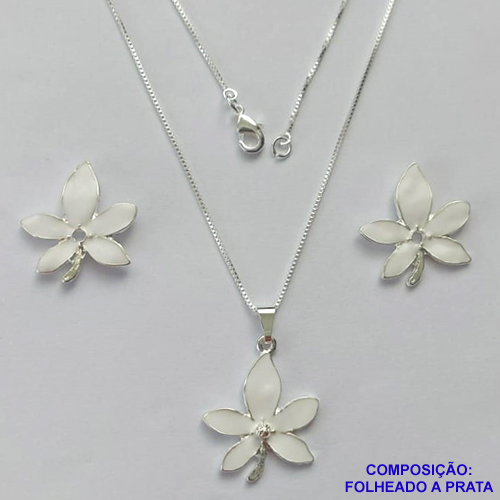 CONJUNTO FOLHEADO A PRATA COM 50 MILÉSIMOS + VERNIZ DIAMOND - CONJUNTO COM CORRENTE VENEZIANA 45CM - BRINCOS DE PINO E PINGENTES EM FLORES ESMALTADAS BRANCA 21X23MM - PRA113