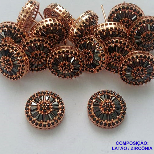 BRINCO NO BRUTO PRONTO PARA O BANHO - BRINCO DE PINO REDONDO CRAVEJADO EM ZIRCÔNIAS NEGRAS 14MM - PESO TOTAL 3,9GR - COMPOSIÇÃO: LATÃO / ZIRCÔNIA - BRU14047