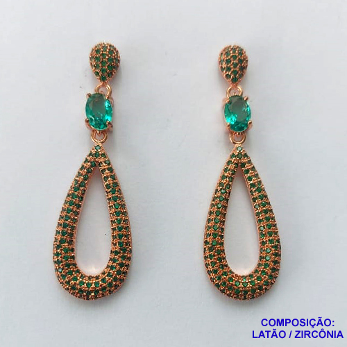 BRINCO NO BRUTO PRONTO PARA O BANHO -  (CX.49) BRINCO DE PINO TIPO GOTA VAZADA CRAVEJADO EM ZIRCÔNIAS VERDES 14X40MM - PESO TOTAL 7,8GR - COMPOSIÇÃO: LATÃO / ZIRCÔNIA - BRU14048