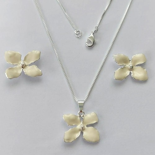 CONJUNTO FOLHEADO A PRATA COM 50 MILÉSIMOS + VERNIZ DIAMOND - CONJUNTO COM CORRENTE VENEZIANA 45CM - BRINCOS DE PINO E PINGENTES EM FLORES ESMALTADAS BEGE 19X16MM - PRA133