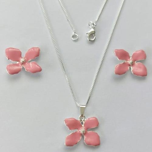 CONJUNTO FOLHEADO A PRATA COM 50 MILÉSIMOS + VERNIZ DIAMOND - CONJUNTO COM CORRENTE VENEZIANA 45CM - BRINCOS DE PINO E PINGENTES EM FLORES ESMALTADAS ROSAS 19X16MM - PRA134