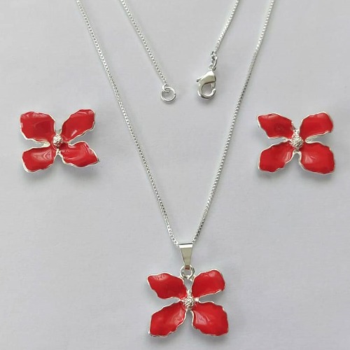 CONJUNTO FOLHEADO A PRATA COM 50 MILÉSIMOS + VERNIZ DIAMOND - CONJUNTO COM CORRENTE VENEZIANA 45CM - BRINCOS DE PINO E PINGENTES EM FLORES ESMALTADAS VERMELHAS 19X16MM - PRA135