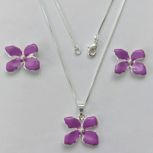 CONJUNTO FOLHEADO A PRATA COM 50 MILÉSIMOS + VERNIZ DIAMOND - CONJUNTO COM CORRENTE VENEZIANA 45CM - BRINCOS DE PINO E PINGENTES EM FLORES ESMALTADAS ROXAS 19X16MM - PRA136