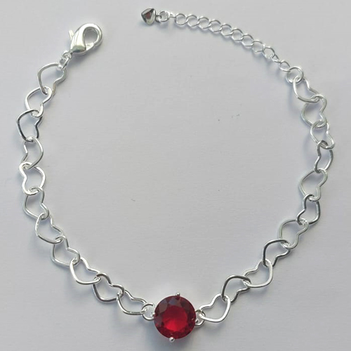 PULSEIRA FOLHEADA A PRATA COM 50 MILÉSIMOS + VERNIZ DIAMOND - CORRENTE CORAÇÃO 17CM + EXTENSOR E FECHO LAGOSTA - PINGENTE EM ZIRCÔNIA VERMELHA 9MM - PRA145