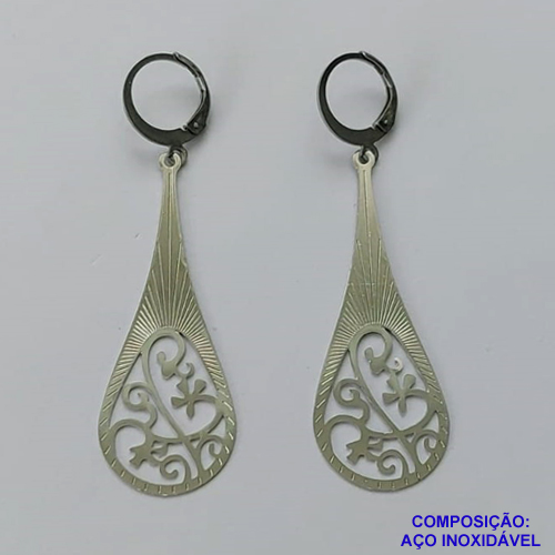 BRINCO EM AÇO INOXIDÁVEL(CX107) - BRINCO ARGOLINHA DE PRESSÃO COM PINGENTE GOTA COM DETALHES VAZADOS 16X44MM - COMPOSIÇÃO: AÇO INOXIDÁVEL - AÇO1792