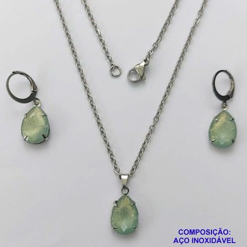CONJUNTO EM AÇO INOXIDÁVEL - (AÇO03) GARGANTILHA COM CORRENTE 50CM E PINGENTE EM RESINA VERDE COM BRILHOS 3X7 - COMPOSIÇÃO: AÇO INOXIDÁVEL - AÇO1799