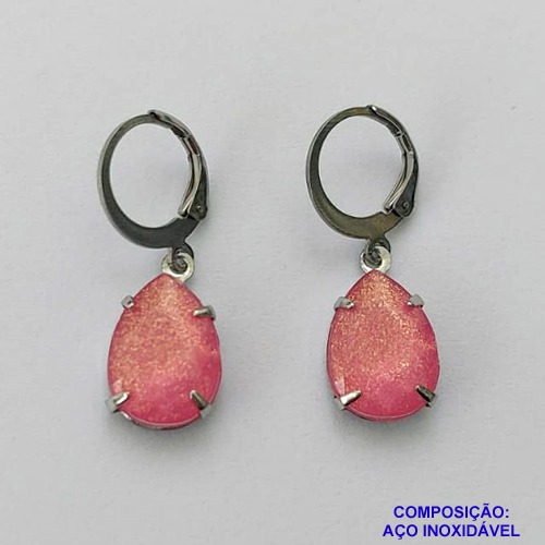 BRINCO EM AÇO INOXIDÁVEL - BRINCO ARGOLINHA DE PRESSÃO COM PINGENTE EM RESINA ROSA COM BRILHOS 3X7MM - COMPOSIÇÃO: AÇO INOXIDÁVEL - AÇO1800