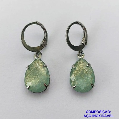 BRINCO EM AÇO INOXIDÁVEL - BRINCO ARGOLINHA DE PRESSÃO COM PINGENTE EM RESINA VERDE COM BRILHOS 3X7MM - COMPOSIÇÃO: AÇO INOXIDÁVEL - AÇO1801