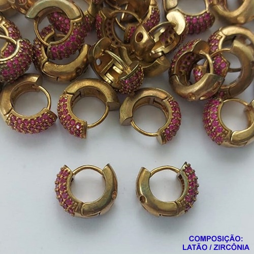 BRINCO NO BRUTO PRONTO PARA O BANHO(CX108) - BRINCO ARGOLA CRAVEJADO EM MICROS ZIRCÔNIAS VERMELHAS 14MM - PESO TOTAL 4,3GR - BRU14201