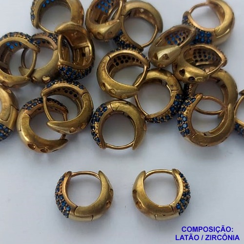 BRINCO NO BRUTO PRONTO PARA O BANHO(CX108) - BRINCO ARGOLA CRAVEJADO EM MICROS ZIRCÔNIAS AZUL ESCURO 13MM - PESO TOTAL 3,8GR - BRU14200