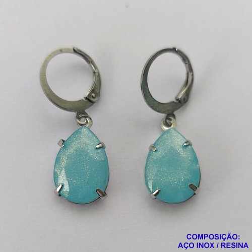 BRINCO EM AÇO INOXIDÁVEL - BRINCO ARGOLINHA DE PRESSÃO COM PINGENTE EM RESINA AZUL COM BRILHOS 3X7MM - COMPOSIÇÃO: AÇO INOXIDÁVEL - AÇO1810