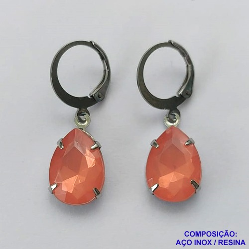 BRINCO EM AÇO INOXIDÁVEL - BRINCO ARGOLINHA DE PRESSÃO COM PINGENTE EM RESINA SALMÃO 3X7MM - COMPOSIÇÃO: AÇO INOXIDÁVEL - AÇO1819