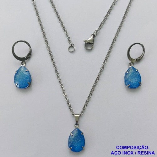 CONJUNTO EM AÇO INOXIDÁVEL - (AÇO03) GARGANTILHA COM CORRENTE 50CM E PINGENTE EM RESINA AZUL COM BRILHOS 3X7MM - COMPOSIÇÃO: AÇO INOXIDÁVEL - AÇO1828