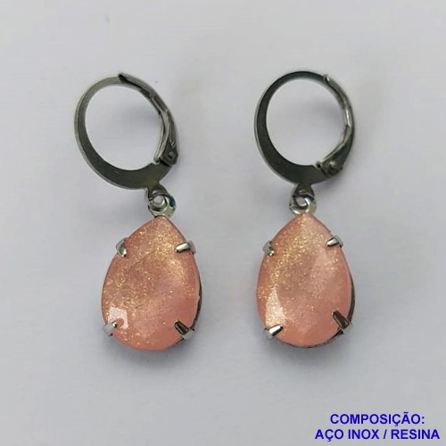 BRINCO EM AÇO INOXIDÁVEL - BRINCO ARGOLINHA DE PRESSÃO COM PINGENTE EM RESINA SALMÃO COM BRILHOS 3X7MM - COMPOSIÇÃO: AÇO INOXIDÁVEL - AÇO1831