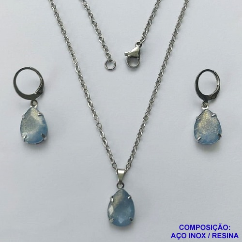 CONJUNTO EM AÇO INOXIDÁVEL - (AÇO03) GARGANTILHA COM CORRENTE 50CM E PINGENTE EM RESINA AZUL COM BRILHOS 3X7MM - COMPOSIÇÃO: AÇO INOXIDÁVEL - AÇO1840