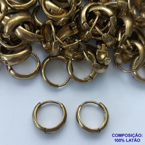 BRINCO NO BRUTO PRONTO PARA O BANHO (CX108) - BRINCO ARGOLA (TRANQUETA) - TAMANHO 12MM LARGURA 2,5MM - PESO TOTAL 3,7GR - COMPOSIÇÃO: 100% LATÃO - BRU14206