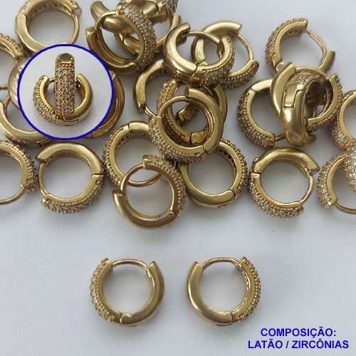 BRINCO NO BRUTO PRONTO PARA O BANHO(CX108)- BRINCO ARGOLINHA DE PRESSÃO (TRANQUETA) COM TRÊS FILEIRAS DE MICRO ZIRCÔNIAS 8MM - COMPOSIÇÃO: LATÃO / ZIRCÔNIA - PESO: 2,3GR - BRU14207