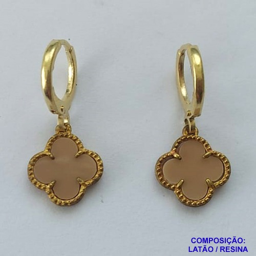 BRINCO NO BRUTO PRONTO PARA O BANHO - BRINCOS ARGOLINHAS DE PRESSÃO (TRANQUETA) COM PINGENTES TIPO VAN CLEEF BEGE ESCURO 10MM - PESO TOTAL 2,5GR - BRU14301