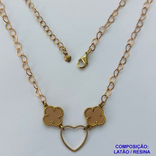 SHOCKER  NO BRUTO PRONTO PARA O BANHO - CORRENTE 40CM + EXTENSOR COM PINGENTES TIPO VAN CLEEF BEGE ESCURO 10MM E CORAÇÃO VAZADO - PESO TOTAL 3,5GR - COMPOSIÇÃO: LATÃO / RESINA - BRU14308
