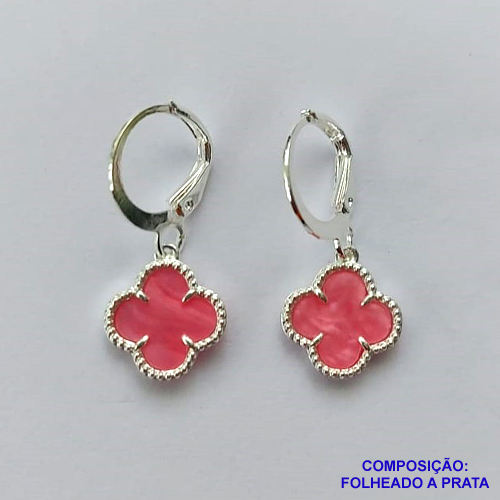 BRINCO FOLHEADO A PRATA COM 50 MILÉSIMOS + VERNIZ DIAMOND - BRINCO ARGOLINHA DE PRESSÃO (TRANQUETA) TIPO VAN CLEEF ROSA 10MM PRA200