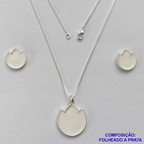CONJUNTO FOLHEADO A PRATA COM 50 MILÉSIMOS + VERNIZ DIAMOND - CONJUNTO COM CORRENTE VENEZIANA 45CM - BRINCOS DE PINO FLOR ESMALTADA 14MM E PINGENTE EM FLOR ESMALTADA BRANCAS 20MM - PRA221