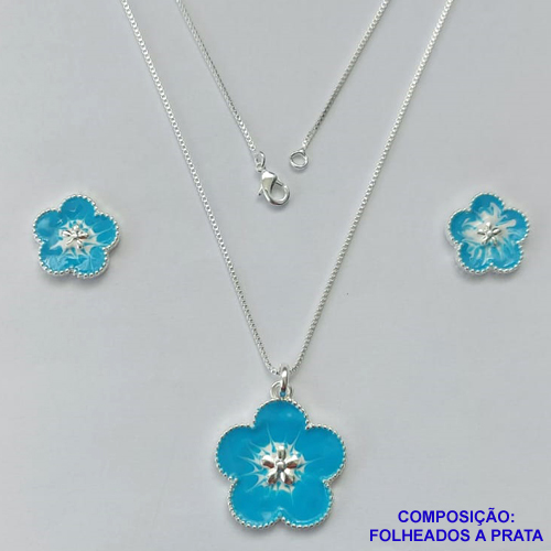 CONJUNTO FOLHEADO A PRATA COM 50 MILÉSIMOS + VERNIZ DIAMOND - CONJUNTO COM CORRENTE VENEZIANA 45CM - BRINCOS DE PINO FLOR ESMALTADA 15MM E PINGENTE EM FLOR ESMALTADA AZUL / BRANCA 22MM - PRA242