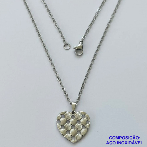 GARGANTILHA EM AÇO INOXIDÁVEL - (AÇO03) (CX.118)  GARGANTILHA COM PINGENTE CORAÇÃO COM DETALHES VAZADOS 20MM - TAMANHO: 50CM - COMPOSIÇÃO: AÇO INOXIDÁVEL - AÇO1875