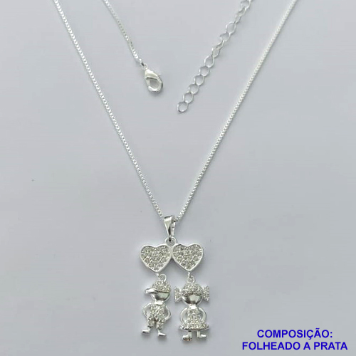GARGANTILHA FOLHEADA A PRATA COM 50 MILÉSIMOS + VERNIZ DIAMOND - GARGANTILHA CORRENTE VENEZIANA 45CM + EXTENSOR COM PINGENTE CANGA CORAÇÕES COM MENINO E MENINA CRAVEJADO EM MICROS ZIRCÔNIAS 16X26MM - PRA255