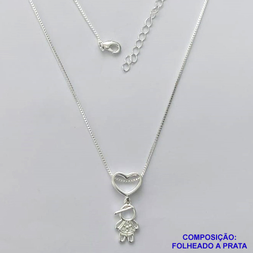 GARGANTILHA FOLHEADA A PRATA COM 50 MILÉSIMOS + VERNIZ DIAMOND - GARGANTILHA CORRENTE VENEZIANA 45CM + EXTENSOR COM PINGENTE CORAÇÃO VAZADO COM MENINO CRAVEJADO EM MICROS ZIRCÔNIAS 10X24MM - PRA256