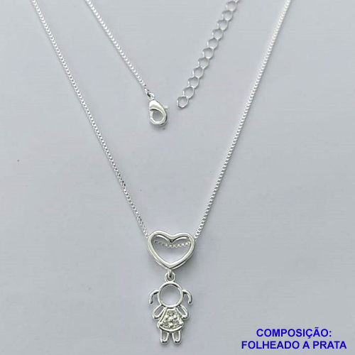 GARGANTILHA FOLHEADA A PRATA COM 50 MILÉSIMOS + VERNIZ DIAMOND - GARGANTILHA CORRENTE VENEZIANA 45CM + EXTENSOR COM PINGENTE CORAÇÃO VAZADO COM MENINA CRAVEJADO EM MICROS ZIRCÔNIAS 10X24MM - PRA257