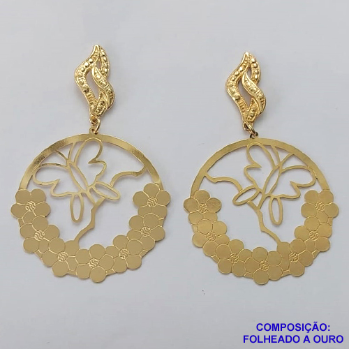 BRINCO FOLHEADO A OURO - BANHADO COM 5 MILÉSIMOS + VERNIZ DIAMOND - BRINCO DE PINO REDONDO VAZADO COM FLORES E BORBOLETA 43MM - OURO281