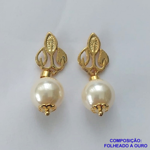 BRINCO FOLHEADO A OURO - BANHADO COM 5 MILÉSIMOS + VERNIZ DIAMOND - BRINCO DE PINO COM BASE COM DETALHES VAZADOS E PÉROLA 11MM - OURO287