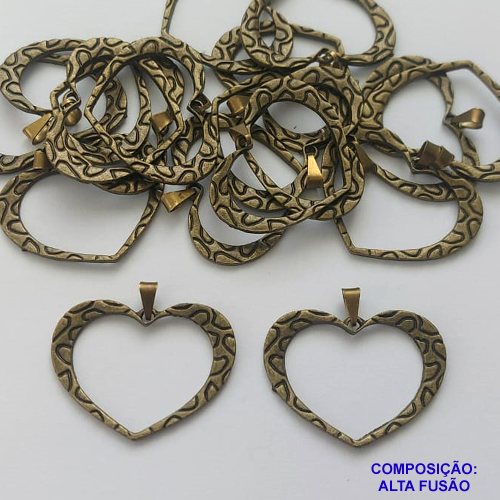 PINGENTE NO BRUTO PRONTA PARA BANHO - (CX.47)  PINGENTE EM ALTA FUSÃO CORAÇÃO VAZADO 25X34MM - PESO 3GR - COMPOSIÇÃO: ALTA FUSÃO - BRU14617