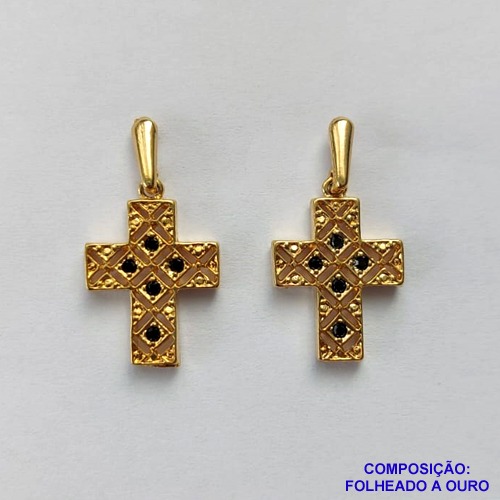 BRINCO FOLHEADO A OURO - BANHADO COM 5 MILÉSIMOS + VERNIZ DIAMOND - BRINCO DE PINO CRUCIFIXO COM MICRO ZIRCÔNIAS 9X15MM - OURO294