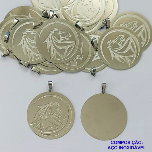 PINGENTE EM AÇO INOXIDÁVEL - (CX.118)  PINGENTE REDONDO COM CAVALO E VERSO PARA GRAVAÇÃO 32MM - COMPOSIÇÃO: AÇO INOXIDÁVEL - AÇO1920