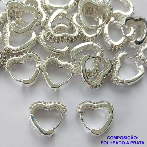 BRINCO FOLHEADA A PRATA COM 50 MILÉSIMOS + VERNIZ DIAMOND - BRINCO ARGOLA FORMATO CORAÇÃO COM 4 FILEIRAS DE MICRO ZIRCÔNIAS 14MM PRA319