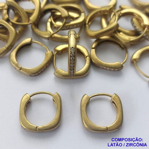 BRINCO NO BRUTO PRONTO PARA O BANHO - cx.118)  BRINCO ARGOLA (TRANQUETA) CRAVEJADO EM MICROS ZIRCÔNIAS - TAMANHO 16MM LARGURA 3MM - PESO TOTAL 3,8GR - COMPOSIÇÃO: LATÃO / ZIRCÔNIA- BRU14741