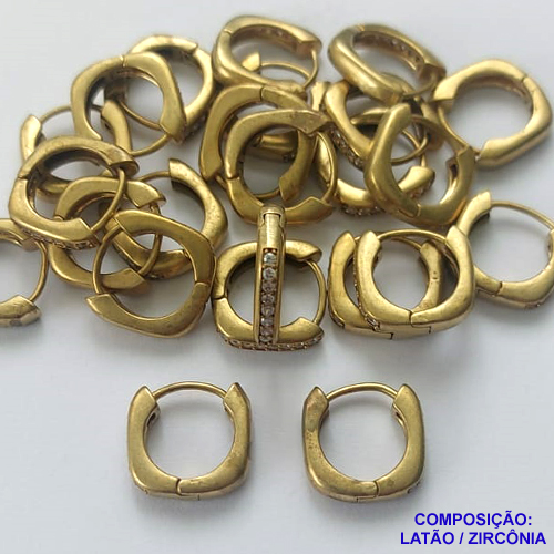 BRINCO NO BRUTO PRONTO PARA O BANHO - (CX.118)  BRINCO ARGOLA (TRANQUETA) CRAVEJADO EM MICROS ZIRCÔNIAS - TAMANHO 14MM LARGURA 3MM - PESO TOTAL 3,3GR - COMPOSIÇÃO: LATÃO / ZIRCÔNIA- BRU14742