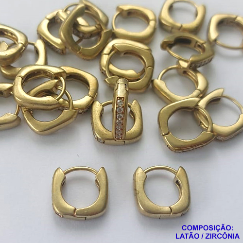 BRINCO NO BRUTO PRONTO PARA O BANHO - (CX.118)  BRINCO ARGOLA (TRANQUETA) CRAVEJADO EM MICROS ZIRCÔNIAS - TAMANHO 12MM LARGURA 3MM - PESO TOTAL 3GR - COMPOSIÇÃO: LATÃO / ZIRCÔNIA- BRU14743