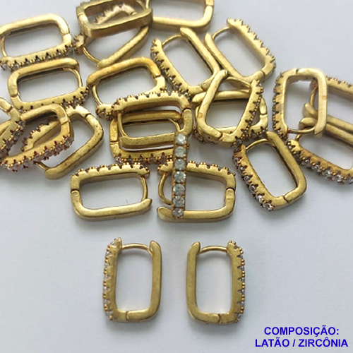 BRINCO NO BRUTO PRONTO PARA O BANHO - (CX.118)  BRINCO ARGOLA (TRANQUETA) CRAVEJADO EM MICROS ZIRCÔNIAS - TAMANHO 14MM LARGURA 2MM - PESO TOTAL 2,7GR - COMPOSIÇÃO: LATÃO / ZIRCÔNIA- BRU14746