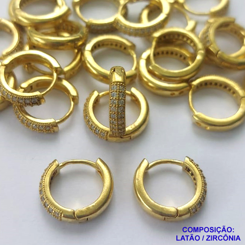 BRINCO NO BRUTO PRONTO PARA O BANHO - (CX.118)  BRINCO ARGOLA (TRANQUETA) CRAVEJADO COM DUAS FILEIRAS DE MICROS ZIRCÔNIAS - TAMANHO 14MM LARGURA 3MM - PESO TOTAL 2,3GR - COMPOSIÇÃO: LATÃO / ZIRCÔNIA - BRU14755