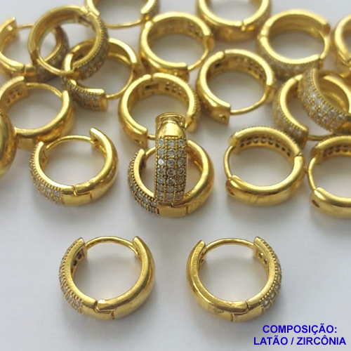 BRINCO NO BRUTO PRONTO PARA O BANHO - (CX.118)  BRINCO ARGOLA (TRANQUETA) CRAVEJADO COM TRÊS FILEIRAS DE MICROS ZIRCÔNIAS - TAMANHO 15MM LARGURA 5MM - PESO TOTAL 3,2GR - COMPOSIÇÃO: LATÃO / ZIRCÔNIA - BRU14756