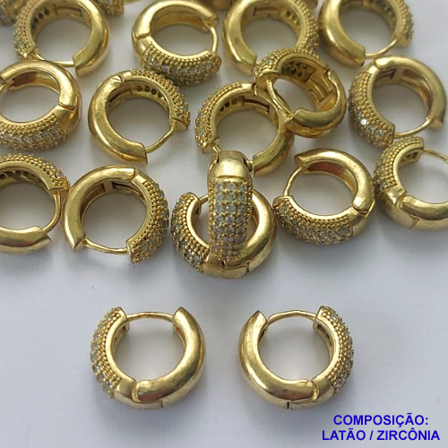 BRINCO NO BRUTO PRONTO PARA O BANHO - (CX.118)  BRINCO ARGOLA (TRANQUETA) CRAVEJADO COM TRÊS FILEIRAS DE MICROS ZIRCÔNIAS - TAMANHO 16MM LARGURA 6MM - PESO TOTAL 5,7GR - COMPOSIÇÃO: LATÃO / ZIRCÔNIA - BRU14757