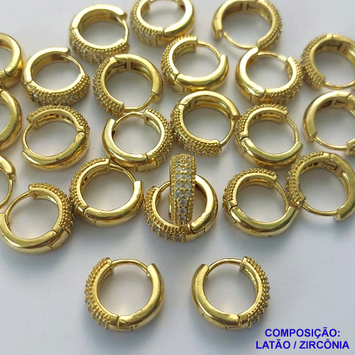 BRINCO NO BRUTO PRONTO PARA O BANHO - (CX.118)  BRINCO ARGOLA (TRANQUETA) CRAVEJADO COM DUAS FILEIRAS DE MICROS ZIRCÔNIAS - TAMANHO 16MM LARGURA 4MM - PESO TOTAL 3,8GR - COMPOSIÇÃO: LATÃO / ZIRCÔNIA - BRU14758