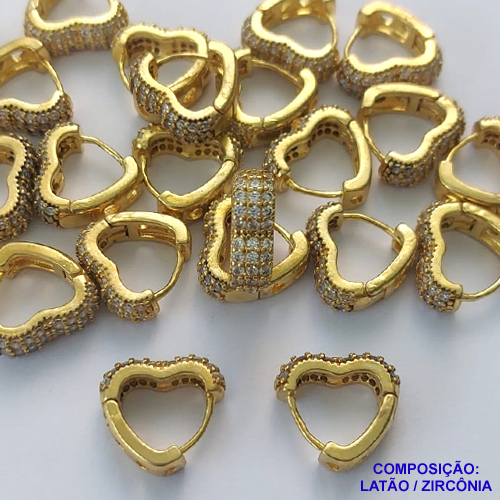 BRINCO NO BRUTO PRONTO PARA O BANHO - (CX118)  BRINCO ARGOLA CORAÇÃO (TRANQUETA) CRAVEJADO COM TRÊS FILEIRAS DE MICROS ZIRCÔNIAS - TAMANHO 14MM LARGURA 5MM - PESO TOTAL 3,9GR - COMPOSIÇÃO: LATÃO / ZIRCÔNIA - BRU14760