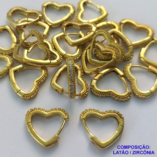 BRINCO NO BRUTO PRONTO PARA O BANHO - (CX.118)  BRINCO ARGOLA CORAÇÃO (TRANQUETA) CRAVEJADO COM UMA FILEIRA DE MICROS ZIRCÔNIAS - TAMANHO 14MM LARGURA 2MM - PESO TOTAL 2,1GR - COMPOSIÇÃO: LATÃO / ZIRCÔNIA - BRU14762