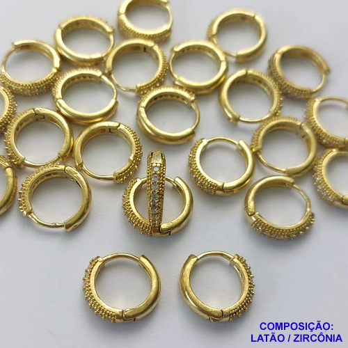 BRINCO NO BRUTO PRONTO PARA O BANHO - (CX.118)  BRINCO ARGOLA (TRANQUETA) CRAVEJADO COM UMA FILEIRA DE MICROS ZIRCÔNIAS - TAMANHO 14MM LARGURA 3MM - PESO TOTAL 2GR - COMPOSIÇÃO: LATÃO / ZIRCÔNIA - BRU14766