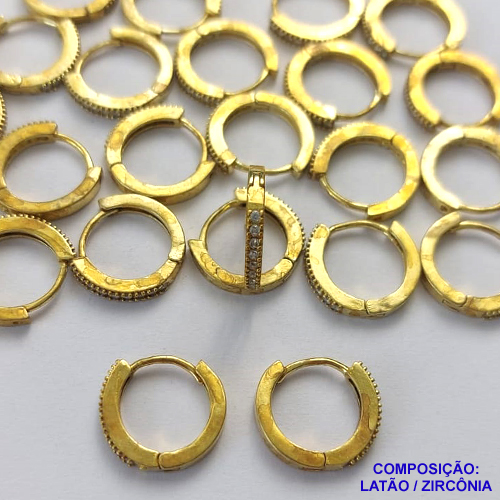BRINCO NO BRUTO PRONTO PARA O BANHO - (CX.118)  BRINCO ARGOLA (TRANQUETA) CRAVEJADO COM UMA FILEIRA DE MICROS ZIRCÔNIAS - TAMANHO 14MM LARGURA 2MM - PESO TOTAL 1,4GR - COMPOSIÇÃO: LATÃO / ZIRCÔNIA - BRU14767