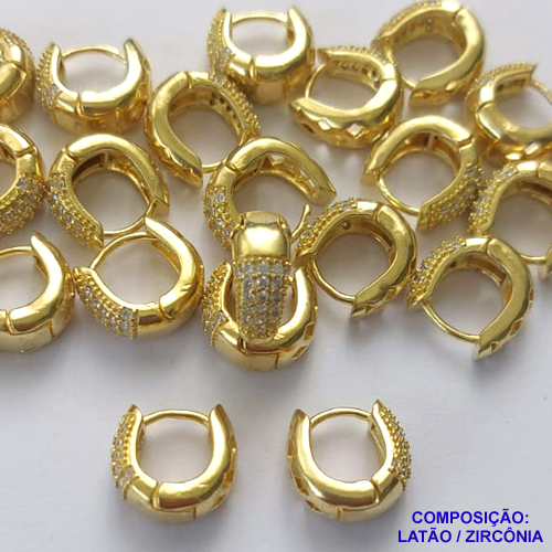 BRINCO NO BRUTO PRONTO PARA O BANHO - (CX.118)  BRINCO ARGOLA (TRANQUETA) CRAVEJADO COM MICROS ZIRCÔNIAS - TAMANHO 12MM LARGURA 6MM - PESO TOTAL 3,5GR - COMPOSIÇÃO: LATÃO / ZIRCÔNIA - BRU14769
