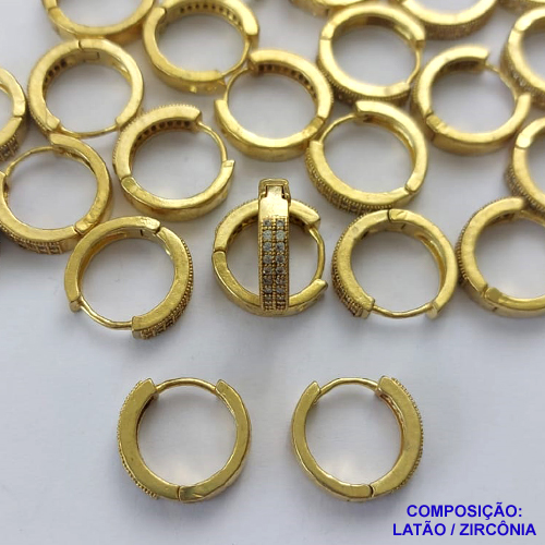 BRINCO NO BRUTO PRONTO PARA O BANHO - (CX.118)  BRINCO ARGOLA (TRANQUETA) CRAVEJADO COM MICROS ZIRCÔNIAS - TAMANHO 16MM LARGURA 3MM - PESO TOTAL 3,3GR - COMPOSIÇÃO: LATÃO / ZIRCÔNIA - BRU14772